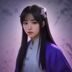 音频工程师在专业DAW软件界面前调节耳骚音频的频响曲线与空间效果，多显示器显示精密波形数据